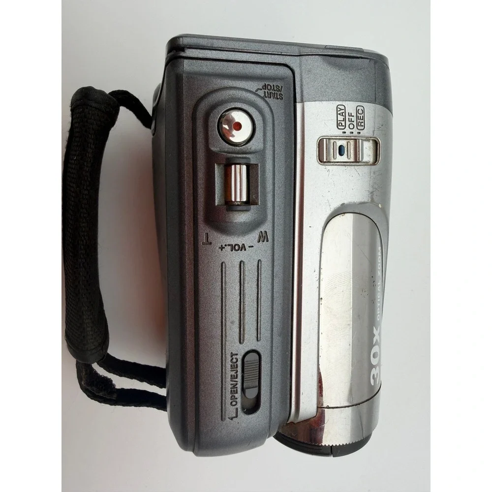 JVC GR-DA30U Digital Video‎ Camera MiniDV Camcorder 30x Optical Zoom Silver